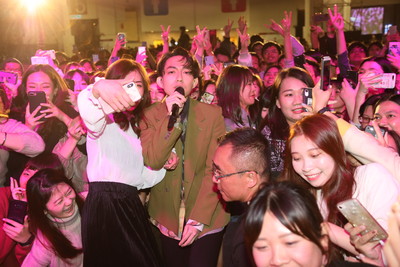 林宥嘉「回娘家」唱尾牙 ... 走下台嗨玩自拍!狂撒7位數紅包慰勞員工