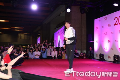 周興哲鼠年吉祥話也能撩!尾牙一開口 ... 電力超強全場叫瘋