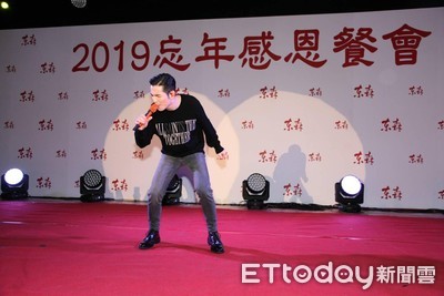 蕭敬騰尾牙「連3段高音+海豚音」 ... 飆《王妃》炸翻全場!