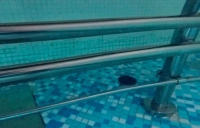 16歲小哥潛游泳池底　「慘遭金屬桿卡死手臂」救生員賣命救…拉起藍色屍！