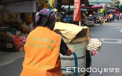 60歲嬤獨力養大3孫…卻被逆子趕出家門！含淚賣地瓜當遊民：算了吧