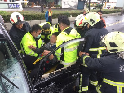 快訊／台1線高架匝道5車連撞　1人受困車內...共6人傷