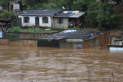 巴西東南部「暴雨狂炸2天」變汪洋！洪水坍方釀46死、萬人撤離