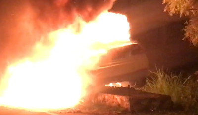 宜蘭驚傳汽、機車相撞！汽車起火「燒成廢鐵」…兄弟檔緊急送醫