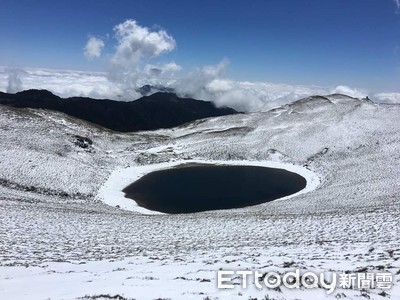 銀白「天使眼淚」嘉明湖美呆了！氣象局估：台北大屯山將探0°C鋪白霜