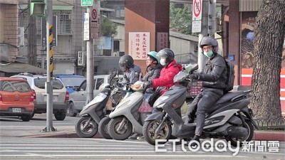 腹痛「單手騎車」20秒挨罰1.2萬！車主氣炸上訴...法官撤銷處分：不屬危險駕駛