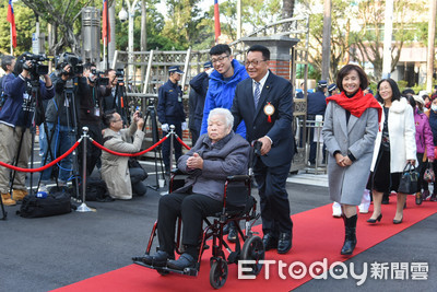 陳歐珀連三屆立委報到搶頭香！　91歲老母親坐輪椅首度現身紅毯