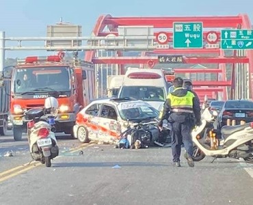 快訊／關渡大橋嚴重車禍！轎車失控猛撞對向油罐車　車頭炸裂全毀騎士遭波及