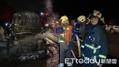 紅斑馬凌晨火燒車　國道警無奈站路肩求援