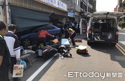 快訊／苗栗小客車失控衝進機車行　女行人遭撞命危送醫急救