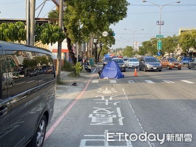 高鳳路「奪命待轉區」有藍色帳篷抓交替！　網：2年前男大生爆頭慘死