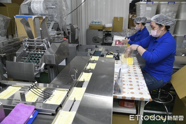 ▲▼威欣利實業有限公司口罩生產線上作業情形。董事長陳怡利表示公司內作業員一天兩班，一班11小時不停趕工生產防疫所需口罩。產能全開一天可產出15萬片以上口罩，並由政府於當天徵用收走。（圖／記者湯興漢攝）