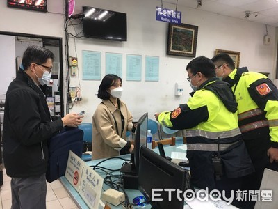 韓正妹大學生搭UBER遺失皮夾　林口警靠這「APP」替她尋回
