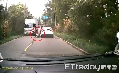 影／林口騎士遇死劫　超車後失控遭大貨車輾「臟器外露」慘死