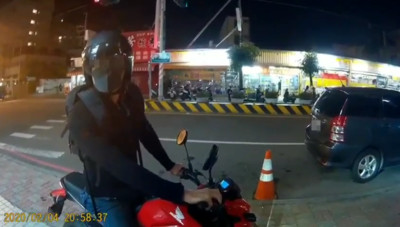 史上最尷尬67秒！台南騎士揍人搶手機　轉頭落跑「發不動機車」