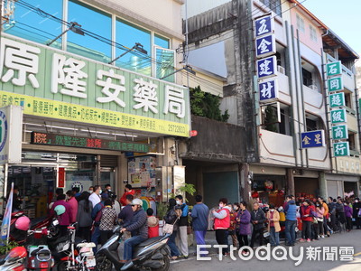 口罩酒精缺爆！他好奇「下一個搶買啥」　網齊點消毒神物：賣場有人在搬了