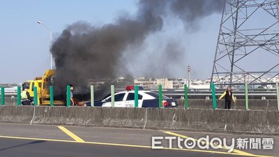 國道特約拖吊車雲林快速道路突起火！駕駛迅速停靠驚險跳車