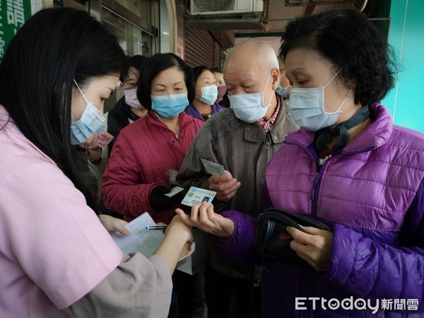 ▲口罩實名制上路，民眾怨聲不斷。（圖／記者唐詠絮攝）