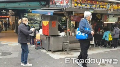 逛基隆廟口畫面曝！疑從鑽石公主號下船　遊客「揹郵輪袋+緊戴口罩」現身