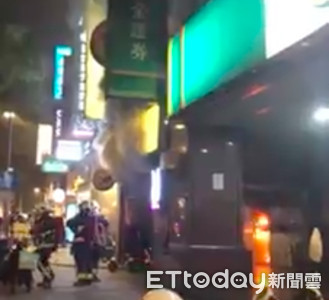 元宵節帶家人吃烤肉　餐廳1樓大火！她驚逃PO網：晚一點點我可能...