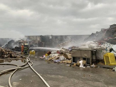 回收廠深夜大火引空污　桃園環保局依法告發重罰