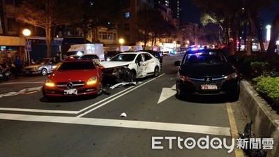 新店男恍神+車速快　未煞車連續追撞3車！卡變形車內被救出