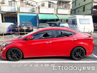 出門驚見紅色Elantra...前檔、車窗全破　「1年前也被砸」疑同1人下手　
