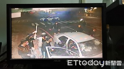 高雄街頭深夜「20煞揮棒互毆」…1男遭強帶上車！警方現身說明了