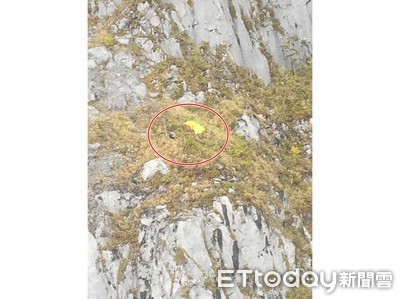 大霧瀰漫…花蓮2山友困1800m高「針山峭壁」　空勤出動「小海豚」吊掛載離