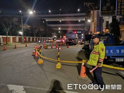 快訊／內湖新明路輸油管大量漏油　緊急封路！抽100噸油水避危險