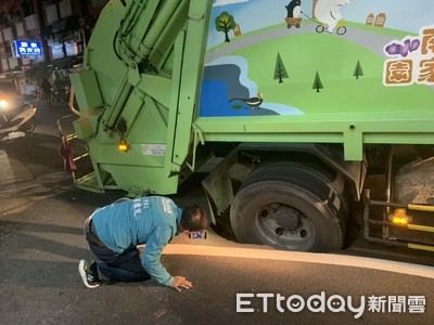 一米深坑洞「吃了」垃圾車右輪！　南市吊起後要查下面流水聲