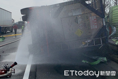 國道3苑裡段雙氧水槽化車翻覆洩漏　消防人員灑水降溫警戒　