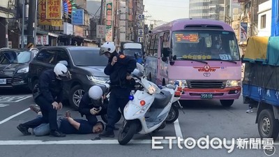 BMW大七男經內湖漏油現場突暴走！毆打記者、員警遭擒拿上銬