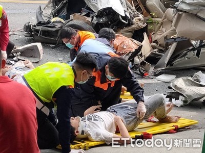 驚悚撞擊瞬間曝！貨車煞不住秒變壓土機　輾過4車如轟炸釀8傷　