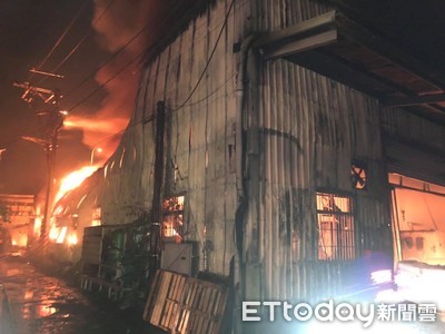 快訊／土城工廠晚間驚傳大火！惡火亂竄3鐵皮屋...警消火速搶救