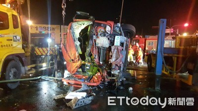 快訊／高雄消防隊出勤「與拖車擦撞」翻覆　1名警消無生跡4輕重傷