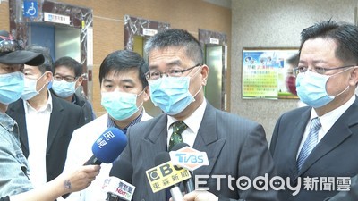 徐國勇探視高雄受傷消防員「醫療費無須擔心」　家屬：不能因設備犧牲！　