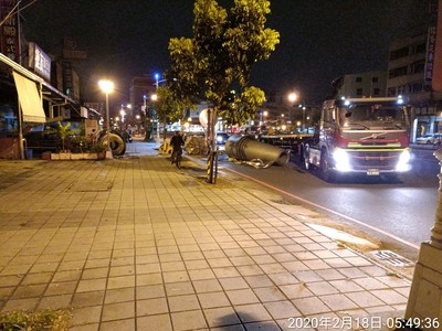 嚇！高雄30噸鋼捲甩飛到處滾　聯結車運將清晨過彎「拓海上身」