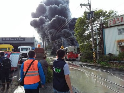 桃園龜山倉儲公司大火　濃煙四竄環保局告發重罰