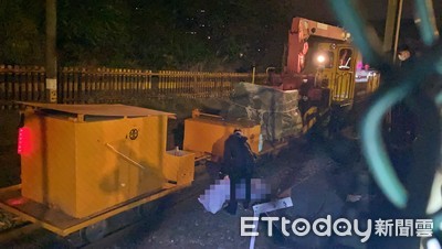 快訊／鶯歌女屍半夜卡在鐵軌上！工程車停下驚見「人狗雙亡」被輾斃