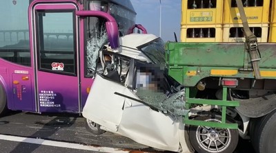 快訊／中彰快速道路3車追撞！聯結車剎車「轎車秒成鐵餅」　1女童受困