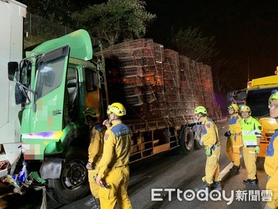 國道1號187公里嚴重車禍！大貨車凌晨猛撞聯結車…「駕駛命危」搶救中