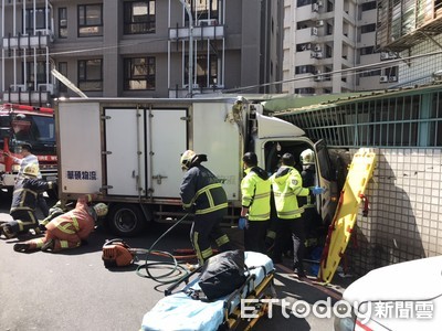 貨車失控撞路樹再衝民宅！　車頭卡鐵捲門駕駛雙腳挫傷