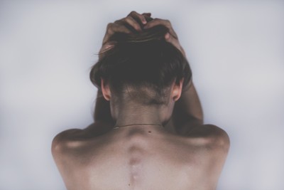 看15歲姪女發育好…表叔趁她進房玩手遊　「用腳踩胸」再壓上床「頂撞」