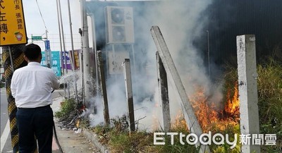 夾雜爆炸聲！大馬路旁竄火舌　男子鎮靜拉水管滅火