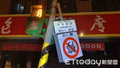 深夜毒駕直衝人行道　撞上人行號誌桿後轎車噴進騎樓