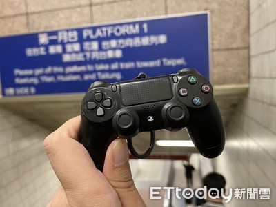 PS4手把造型悠遊卡炒價飆近23倍　原390元網拍轉賣8888元