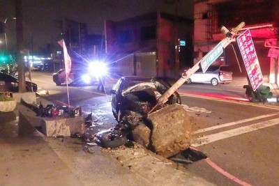 蘆竹自小客撞倒對向車道號誌燈桿　車頭變形2男一度受困