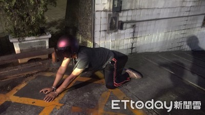 晚上騎車不開燈　心虛男一路狂飆違規給警追…丟出一包白色物品