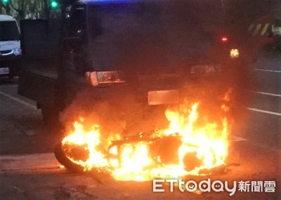 機車停路邊自摔還猛催油門　轟！機車變火球...醉騎士命大輕傷